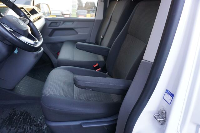 Volkswagen TRANSPORTER 150pk Automaat L2H1 3200kg Apple Carplay Cruise Control Parkeersensoren 3-zits Airco Stoelverwarming