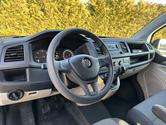 Volkswagen TRANSPORTER 2.0 TDI 102 PK / L2H1 / UNIEK 29.774 KM !! / 1e EIGENAAR / TREKHAAK / AIRCO / 3 ZITS