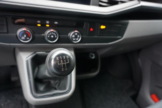 Volkswagen TRANSPORTER L2H1 110pk Apple Carplay Navigatie Trekhaak Cruise control 3-Zits