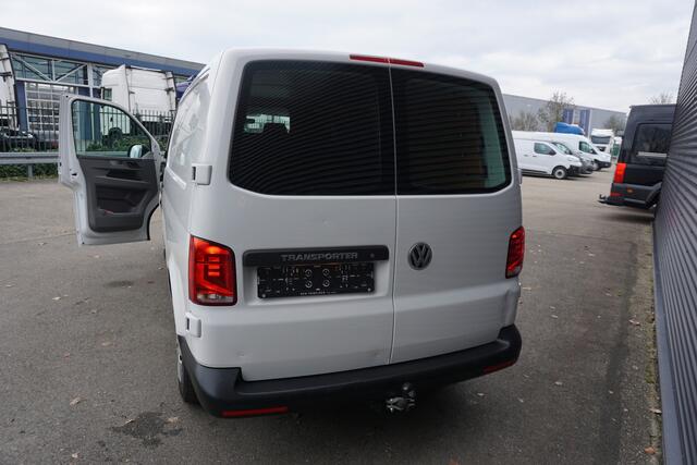 Volkswagen TRANSPORTER L2H1 110pk Apple Carplay Navigatie Trekhaak Cruise control 3-Zits