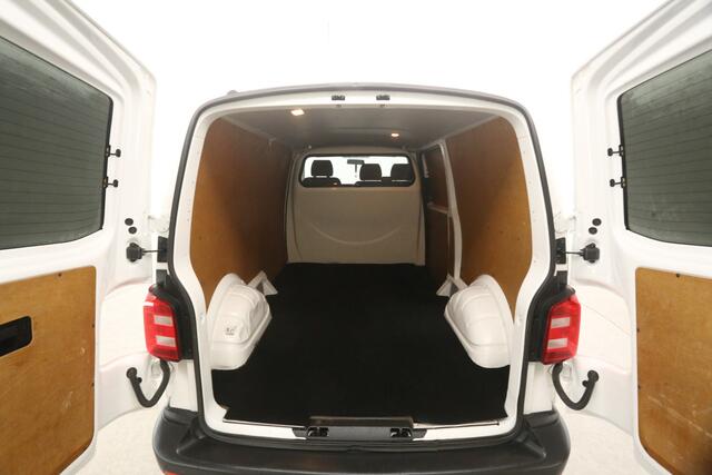 Volkswagen TRANSPORTER 2.0 TDI L2H1 | 140PK | Airco | Cruise | 3-Zits | Trekhaak | Sidebars