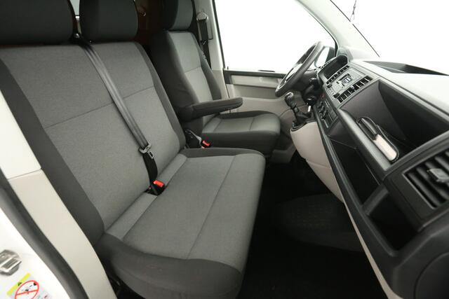 Volkswagen TRANSPORTER 2.0 TDI L2H1 | 140PK | Airco | Cruise | 3-Zits | Trekhaak | Sidebars