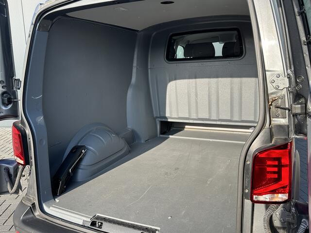 Volkswagen TRANSPORTER 2.0 TDI / L2H1 / !! 23.221 KM !! / DUBBEL CABINE / CAMERA / TREKHAAK / AIRCO / 6 PERSOONS DUBBELE CABINE