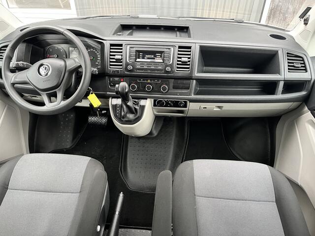 Volkswagen TRANSPORTER Kombi 2.0 TDI L1H1 BTW EN BPM VRIJ!! Euro 6 Airco Cruise controle 8-Persoons Automaat Parkeersensoren voor en achter Telefoonverbinding Ex overheid! 1e eigenaar
