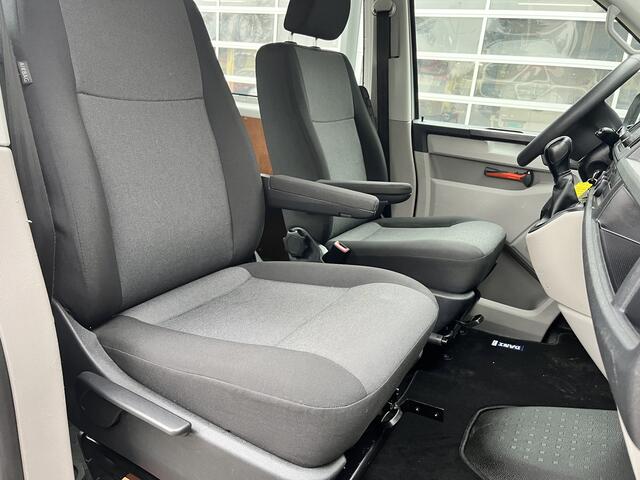 Volkswagen TRANSPORTER Kombi 2.0 TDI L1H1 BTW EN BPM VRIJ!! Euro 6 Airco Cruise controle 8-Persoons Automaat Parkeersensoren voor en achter Telefoonverbinding Ex overheid! 1e eigenaar