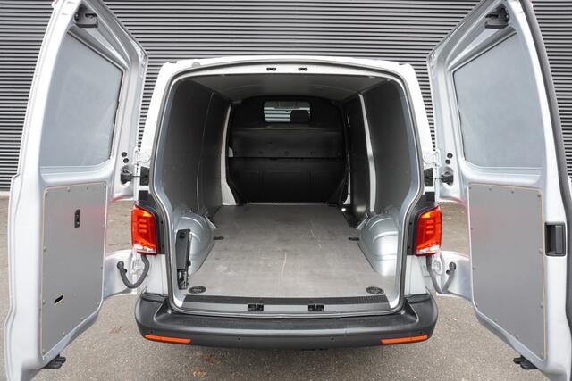 Volkswagen TRANSPORTER 150pk L2H1 Apple Carplay Stoelverwarming 3-zits Airco Parkeersensoren Achterdeuren