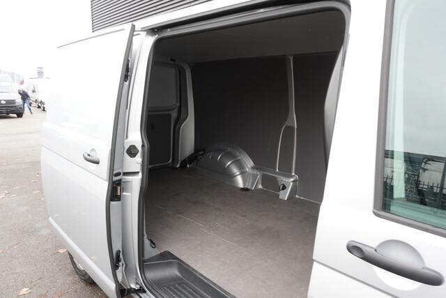 Volkswagen TRANSPORTER 150pk L2H1 Apple Carplay Stoelverwarming 3-zits Airco Parkeersensoren Achterdeuren