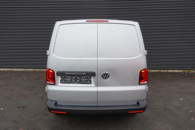 Volkswagen TRANSPORTER 150pk L2H1 Apple Carplay Stoelverwarming 3-zits Airco Parkeersensoren Achterdeuren