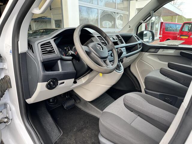 Volkswagen TRANSPORTER Kombi 2.0 TDI L1H1 BTW en BPM VRIJ!! 9-Persoons Airco Cruise control Trekhaak 2500 kg trekgewicht Buitenspiegels elektrisch verstel- en verwarm baar Parkeerhulp vóór en achter, Voorstoelen in hoogte verstelbaar