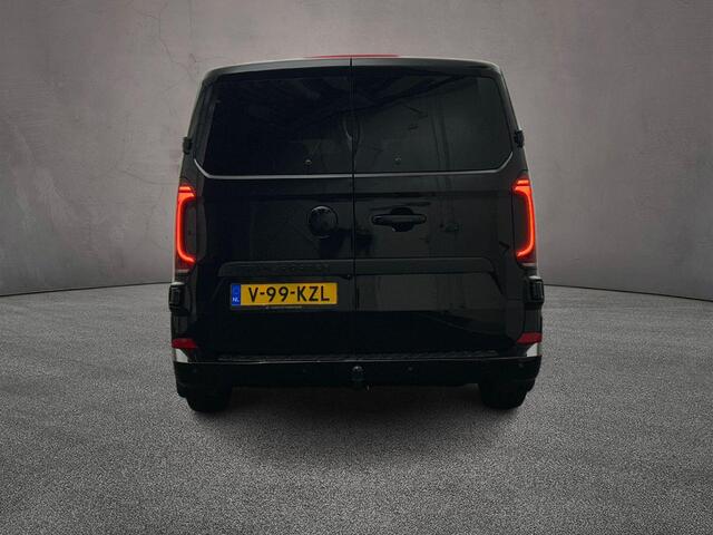 Volkswagen TRANSPORTER 2.0 TDI 150pk Automaat L2 Dubbel Cabine Bulli | Leder | Trekhaak | 360gr Camera | Sidebars | Stoelverwarming | Matrix LED | Keyless | ACC | Navigatie | Climatronic | Black on black