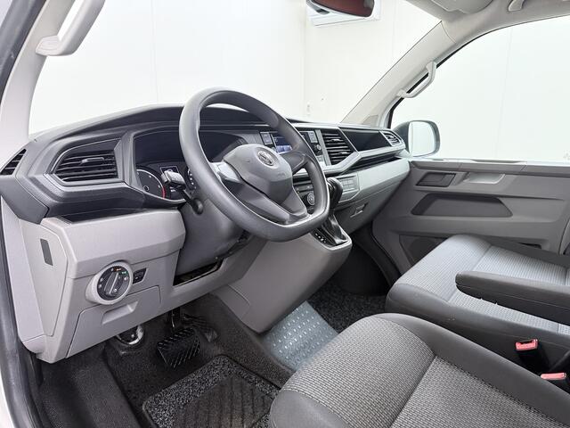Volkswagen TRANSPORTER 2.0TDI 150PK Automaat L1H1 28 3-Persoons Euro 6 Trekhaak Navi* Apple Carplay Android Auto Airco Cruise Control Pdc Comfortline Betonplex Vloer Lat om Lat Wandbetimmering Schuifdeur 2.500KG Trekgewicht 1e Eigenaar Origineel Nederlandse Bestelbus