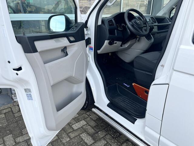 Volkswagen TRANSPORTER Kombi 2.0 TDI L1H1 BTW EN BPM VRIJ!! Euro 6 Airco Cruise controle 8-Persoons Automaat Parkeersensoren voor en achter Telefoonverbinding Ex overheid! 1e eigenaar Personenbus Groepsvervoer Taxi Combi Tourer