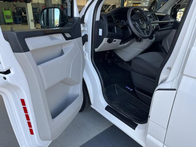Volkswagen TRANSPORTER 2.0 TDI L2H1 DC Airco Cruise controle Telefoonverbinding Trekhaak 2200kg trekgewicht Parkeersensoren achter Schuifdeur Euro 6 DC 1e eigenaar Dealer onderhouden