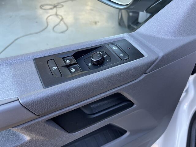 Volkswagen TRANSPORTER 2.0 TDI L2H1 30 DC Airco Cruise controle Telefoonverbinding Trekhaak 2200kg trekgewicht Apple carplay Navigatiesysteem schuifdeur Euro 6 DC 1e eigenaar Dealer onderhouden