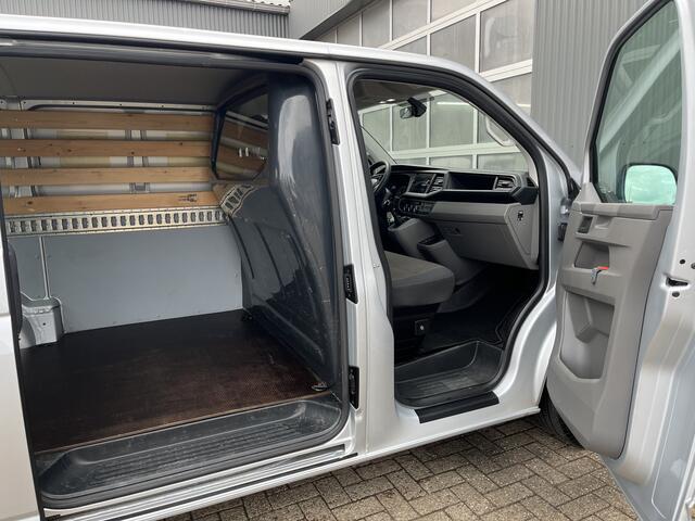 Volkswagen TRANSPORTER 2.0 TDI L1H1 4Motion 4x4 Airco Cruise controle Trekhaak 2500kg trekgewicht Telefoonverbinding Apple carplay Navigatiesysteem Parkeersensoren Achter Euro 6 1e eigenaar Dealer onderhouden