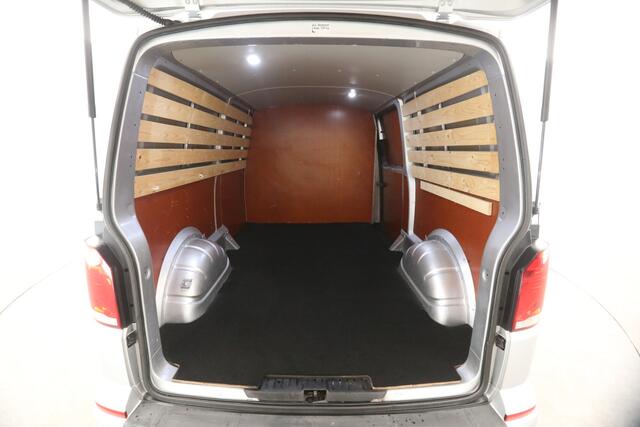 Volkswagen TRANSPORTER 2.0 TDI L2H1 140PK | Airco | Camera | Cruise | Carplay | 3 Zits | Trekhaak