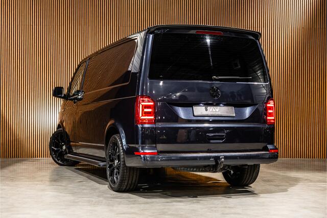 Volkswagen TRANSPORTER 2.0 TDI 150 PK L2H1 | Bi-Xenon | ACC | Navigatie | CarPlay | 3-Zitter | Elek achterklep | Trekhaak | Nieuwe APK | Orig. NL Auto