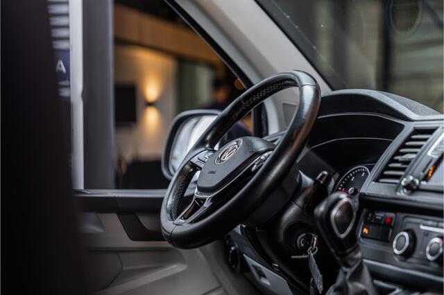 Volkswagen TRANSPORTER 2.0 TDI 150 PK L2H1 | Bi-Xenon | ACC | Navigatie | CarPlay | 3-Zitter | Elek achterklep | Trekhaak | Nieuwe APK | Orig. NL Auto