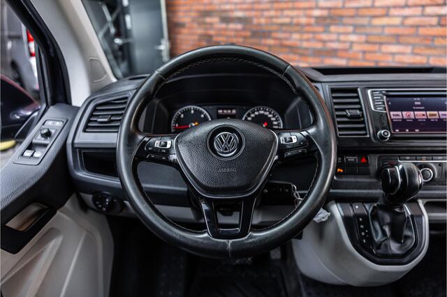 Volkswagen TRANSPORTER 2.0 TDI 150 PK L2H1 | Bi-Xenon | ACC | Navigatie | CarPlay | 3-Zitter | Elek achterklep | Trekhaak | Nieuwe APK | Orig. NL Auto