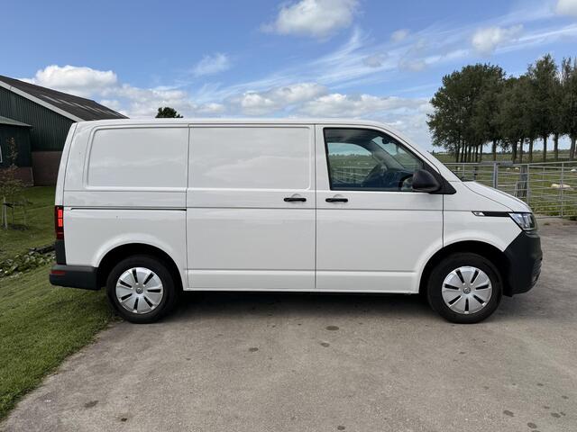 Volkswagen TRANSPORTER 2.0 TDI 150PK L1H1 | RIEM V.V | DSG | CARPLAY | 2 SCH.DEUREN | DLR.ONDERHOUDEN | EURO-6 | TOPSTAAT | NAP |