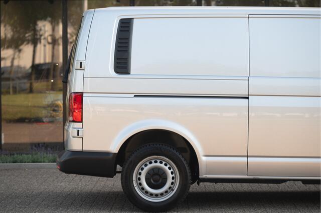Volkswagen TRANSPORTER 2.0 TDI L2H1 32 Automaat | Adapt. Cruise | PDC | Betimmering |