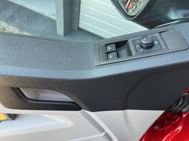 Volkswagen TRANSPORTER Kombi 2.0 TDI L2H2 150pk DSG Airco Cruise control Parkeersensoren achter Navigatiesysteem Telefoonverbinding Euro 6 Ideaal voor camperombouw! 8-Persoons