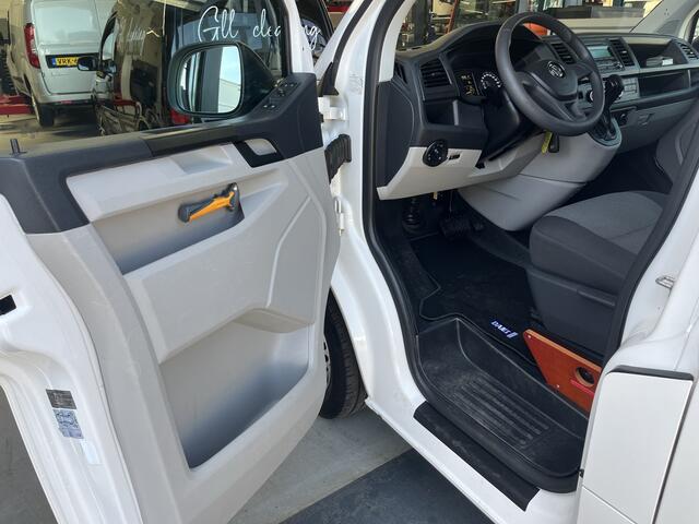 Volkswagen TRANSPORTER Kombi 2.0 TDI L1H1 BTW EN BPM VRIJ!! Euro 6 Airco Cruise controle 8-Persoons Automaat Parkeersensoren voor en achter Telefoonverbinding Ex overheid! 1e eigenaar Personenbus Groepsvervoer Taxi Combi Tourer