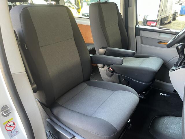 Volkswagen TRANSPORTER Kombi 2.0 TDI L1H1 BTW EN BPM VRIJ!! Euro 6 Airco Cruise controle 8-Persoons Automaat Parkeersensoren voor en achter Telefoonverbinding Ex overheid! 1e eigenaar Personenbus Groepsvervoer Taxi Combi Tourer
