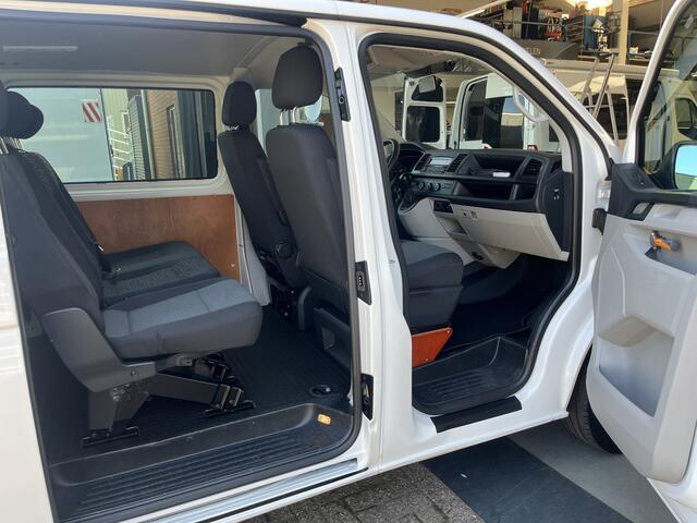 Volkswagen TRANSPORTER Kombi 2.0 TDI L1H1 BTW EN BPM VRIJ!! Euro 6 Airco Cruise controle 8-Persoons Automaat Parkeersensoren voor en achter Telefoonverbinding Ex overheid! 1e eigenaar Personenbus Groepsvervoer Taxi Combi Tourer