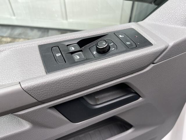 Volkswagen TRANSPORTER 2.0 TDI L2H1 Sortimo Kastinrichting Trekhaak 2200kg trekgewicht Airco Cruise controle Telefoonverbinding Apple carplay Euro 6