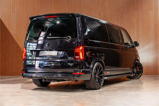 Volkswagen TRANSPORTER 2.0 TDI L2H1 DC Caravelle | LeightonVans Bodykit | ACC | Bi-Xenon | Elek deuren | Lederen bekleding | Camera | CarPlay | Navigatie | Trekhaak | Nieuwe APK