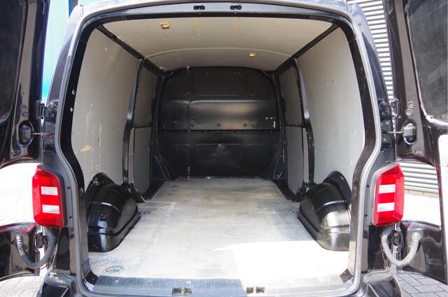Volkswagen TRANSPORTER 2.0 TDI L2 EURO 6! 150PK, 2X SCHUIFDEUR, TREKHAAK, 20'' LMV, STOELVERWARMING, STANDKACHEL, CRUISE, AIRCO