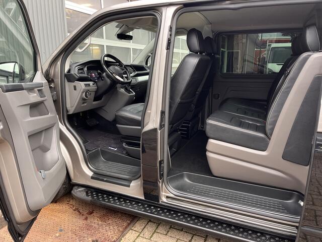 Volkswagen TRANSPORTER T6.1 2.0 TDI L2H1 200 pk DC 4 Motion Highline Bulli 2x elektrische schuifdeuren en achterklep 4x4 Leder Two-tone kleur Airco Cruise controle Trekhaak 2500kg Dealer onderhouden Vol!! Dubbele cabine 4WD BPM VRIJ