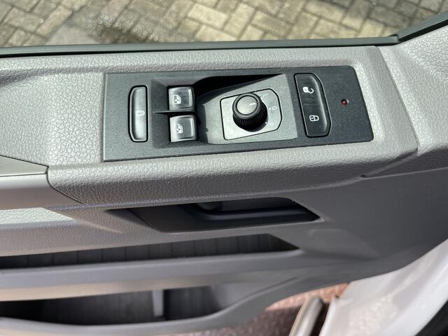 Volkswagen TRANSPORTER 2.0 TDI L2H1 DC 150pk Airco Cruise controle Trekhaak 2500kg trekgewicht Apple carplay Navigatiesysteem 5-Persoons Euro 6 Telefoonverbinding Dealer onderhouden