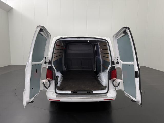 Volkswagen TRANSPORTER 2.0TDI Lang | Imperiaal | Trekhaak | Multimedia | Camera | Airco | 3-Zits | Betimmering