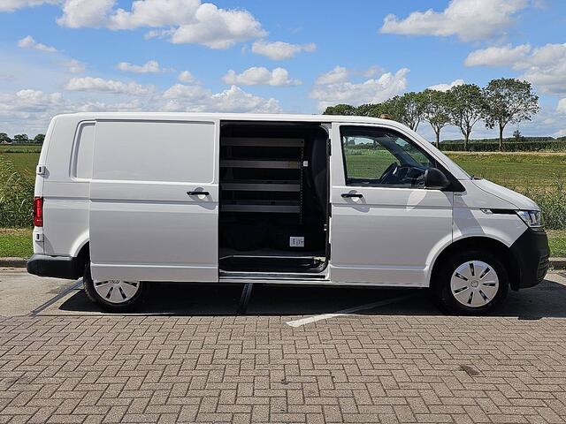 Volkswagen TRANSPORTER 2.0 TDI L2H1 L2H1, 150pk, Camera, Parkeersensoren, Trekhaak, Airco, Carplay, Werkplaatsinrichting