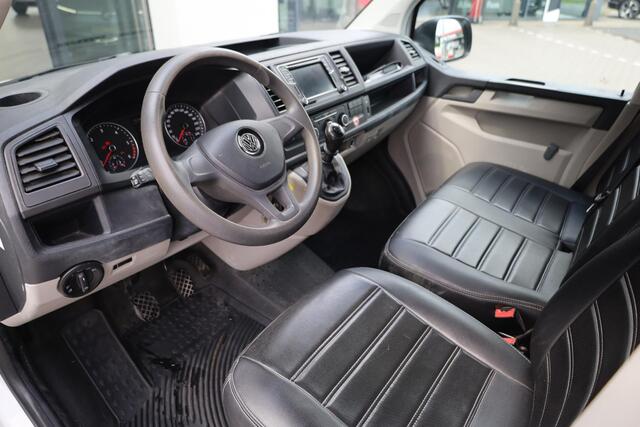 Volkswagen TRANSPORTER 2.0 TDI L1H1 Comfortline 102PK / 75kW, Cruise control, verwarmbare voorruit, airco, trekhaak, Apple Carplay & Android Auto, DAB+, parkeersensoren voor en achter (PDC), elektrisch verstel- en verwarmbare buitenspiegels etc.
