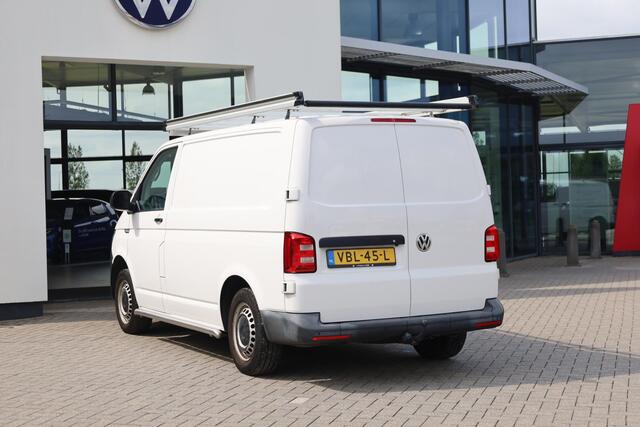 Volkswagen TRANSPORTER 2.0 TDI L1H1 Comfortline 102PK / 75kW, Cruise control, verwarmbare voorruit, airco, trekhaak, Apple Carplay & Android Auto, DAB+, parkeersensoren voor en achter (PDC), elektrisch verstel- en verwarmbare buitenspiegels etc.