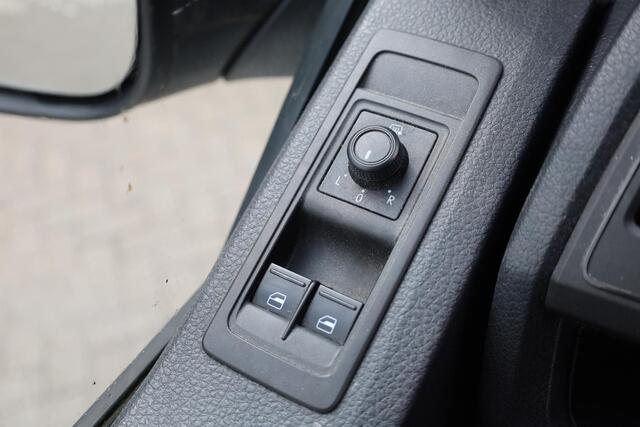 Volkswagen TRANSPORTER 2.0 TDI L1H1 Comfortline 102PK / 75kW, Cruise control, verwarmbare voorruit, airco, trekhaak, Apple Carplay & Android Auto, DAB+, parkeersensoren voor en achter (PDC), elektrisch verstel- en verwarmbare buitenspiegels etc.