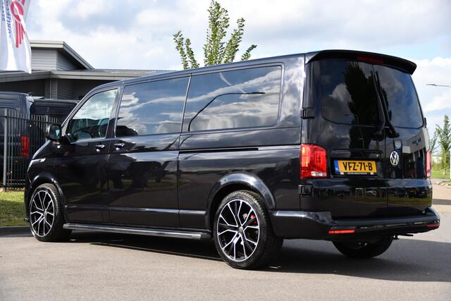 Volkswagen TRANSPORTER 2.0 TDI L2H1 30 DC Bulli Black Edition Adaptieve Cruise, Virtual, Camera, Carplay, Stoelverwarming, LED, 2 x Schuifdeur, Automaat, Trekhaak, Sensoren, Uniek!