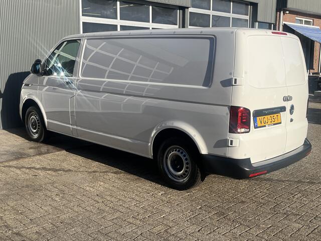 Volkswagen TRANSPORTER 2.0 TDI L2H1 Sortimo Kastinrichting Trekhaak 2200kg trekgewicht Airco Cruise controle Camera App connect Telefoonverbinding Apple carplay Euro 6 Ladekasten 1e eigenaar