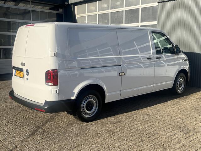 Volkswagen TRANSPORTER 2.0 TDI L2H1 Sortimo Kastinrichting Trekhaak 2200kg trekgewicht Airco Cruise controle Camera App connect Telefoonverbinding Apple carplay Euro 6 Ladekasten 1e eigenaar