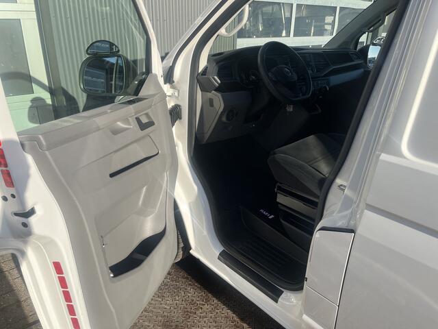 Volkswagen TRANSPORTER 2.0 TDI L2H1 Sortimo Kastinrichting Trekhaak 2200kg trekgewicht Airco Cruise controle Camera App connect Telefoonverbinding Apple carplay Euro 6 Ladekasten 1e eigenaar