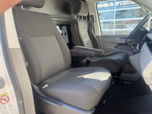 Volkswagen TRANSPORTER 2.0 TDI L2H1 Sortimo Kastinrichting Trekhaak 2200kg trekgewicht Airco Cruise controle Camera App connect Telefoonverbinding Apple carplay Euro 6 Ladekasten 1e eigenaar