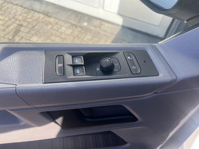 Volkswagen TRANSPORTER 2.0 TDI L2H1 Sortimo Kastinrichting Trekhaak 2200kg trekgewicht Airco Cruise controle Camera App connect Telefoonverbinding Apple carplay Euro 6 Ladekasten 1e eigenaar