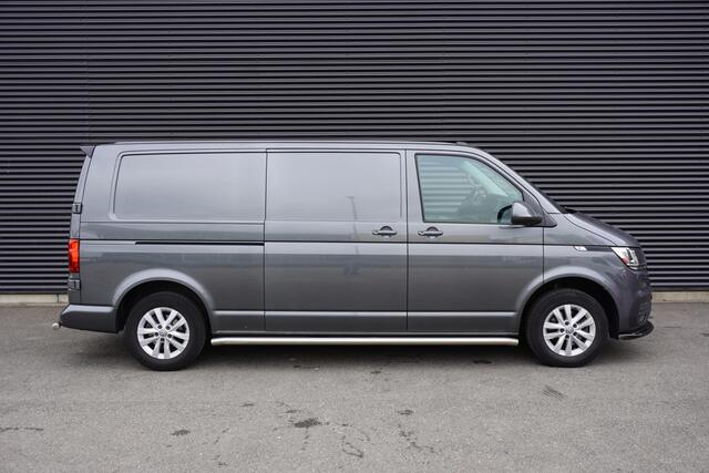 Volkswagen TRANSPORTER L2H1 150pk Trekhaak Apple Carplay Camera Parkeersensoren Cruise control 3-Zits Sidebars Velgen Spoilerset