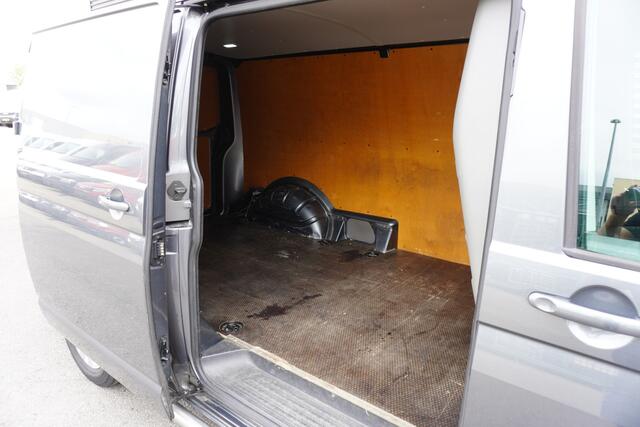 Volkswagen TRANSPORTER L2H1 150pk Trekhaak Apple Carplay Camera Parkeersensoren Cruise control 3-Zits Sidebars Velgen Spoilerset