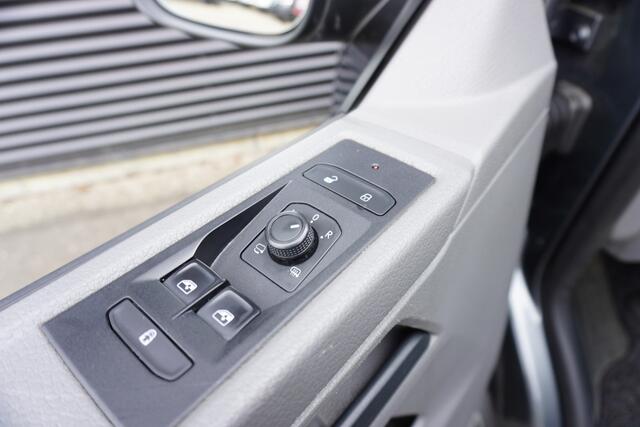 Volkswagen TRANSPORTER L2H1 150pk Trekhaak Apple Carplay Camera Parkeersensoren Cruise control 3-Zits Sidebars Velgen Spoilerset