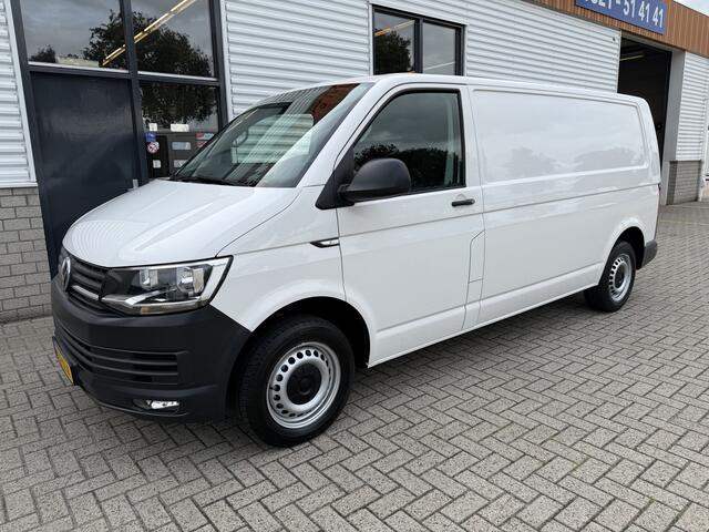 Volkswagen TRANSPORTER 2.0 TDI 150pk DSG automaat / L2H1 Comfortline / vaste prijs rijklaar € 16.950 ex btw / lease vanaf € 285 / euro 6 / bpm vrij / airco / cruise / navigatie / parkpilot / 2 x stoel met armsteun !