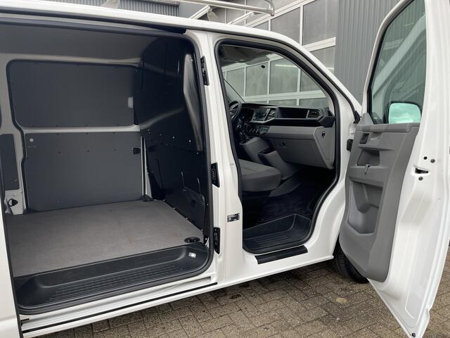 Volkswagen TRANSPORTER 2.0 TDI L2H1 150pk dubbele schuifdeur Airco Cruise controle Imperiaal Trekhaak 2500kg trekgewicht Telefoonverbinding Standkachel 3-Persoons Euro 6